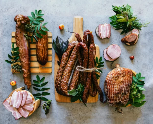 kulma wędliny tradycyjnie wędzone zdrowe smaczne mięso sklep internetowy stacjonarny gdów Zestaw Konesera [szynka domowa, polędwiczka wędzona, kiełbasa wiejska, kiełbasa krakowska podsuszana, boczek gotowany, kabanos wieprzowy]