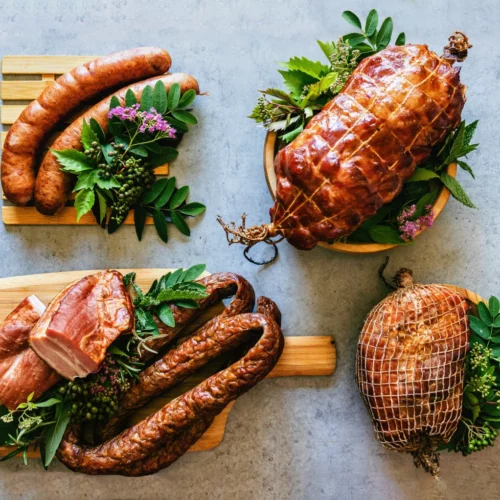 kulma wędliny tradycyjnie wędzone zdrowe smaczne mięso sklep internetowy stacjonarny gdów Zestaw Smakosza [szynka domowa, baleron parzony, kiełbasa wiejska, kiełbasa firmowa, boczek gotowany]