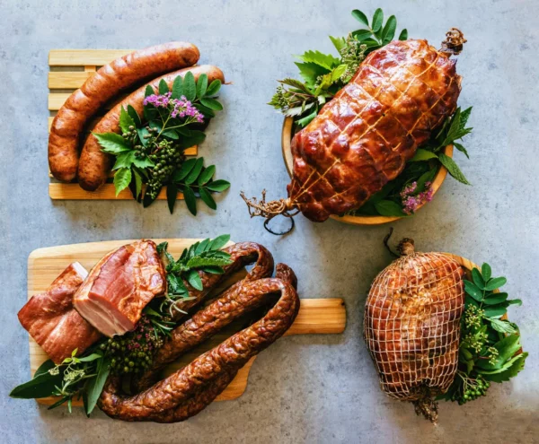 kulma wędliny tradycyjnie wędzone zdrowe smaczne mięso sklep internetowy stacjonarny gdów Zestaw Smakosza [szynka domowa, baleron parzony, kiełbasa wiejska, kiełbasa firmowa, boczek gotowany]